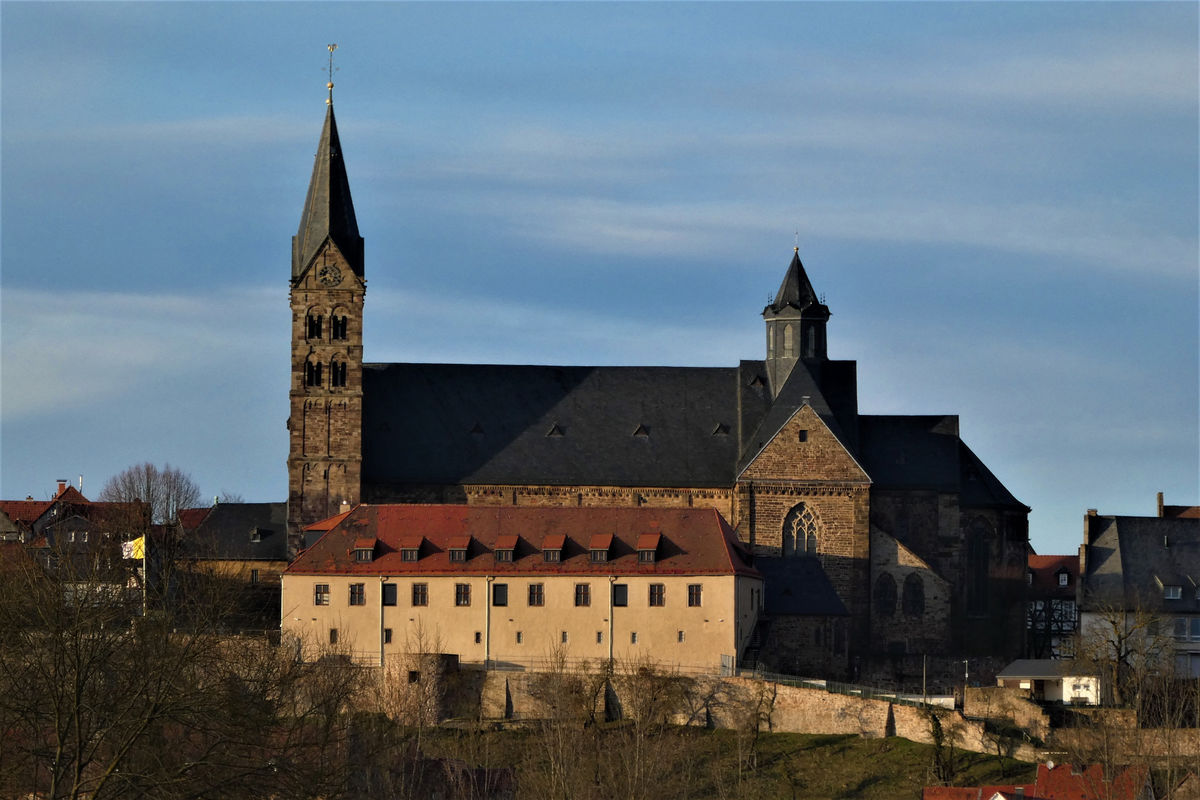 Dom zu Fritzlar, im Vordergrund Stiftsgebäude - von Süden aus betrachtet